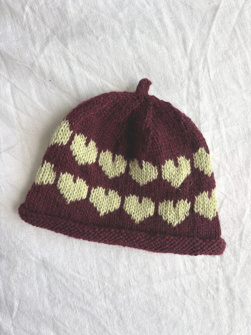 Älskling in burgundy and lime, hand-knitted cashmere baby hat