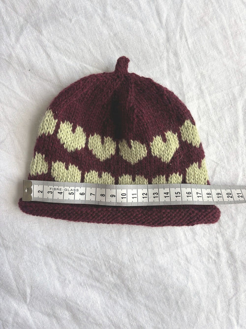 Älskling in burgundy and lime, hand-knitted cashmere baby hat