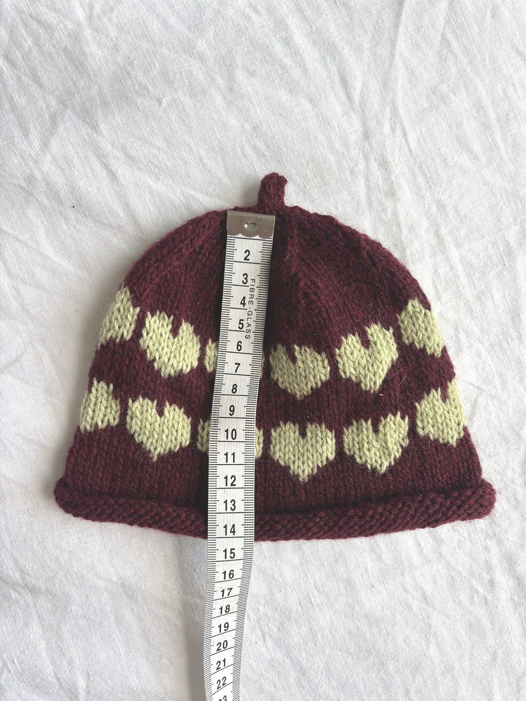 Älskling in burgundy and lime, hand-knitted cashmere baby hat