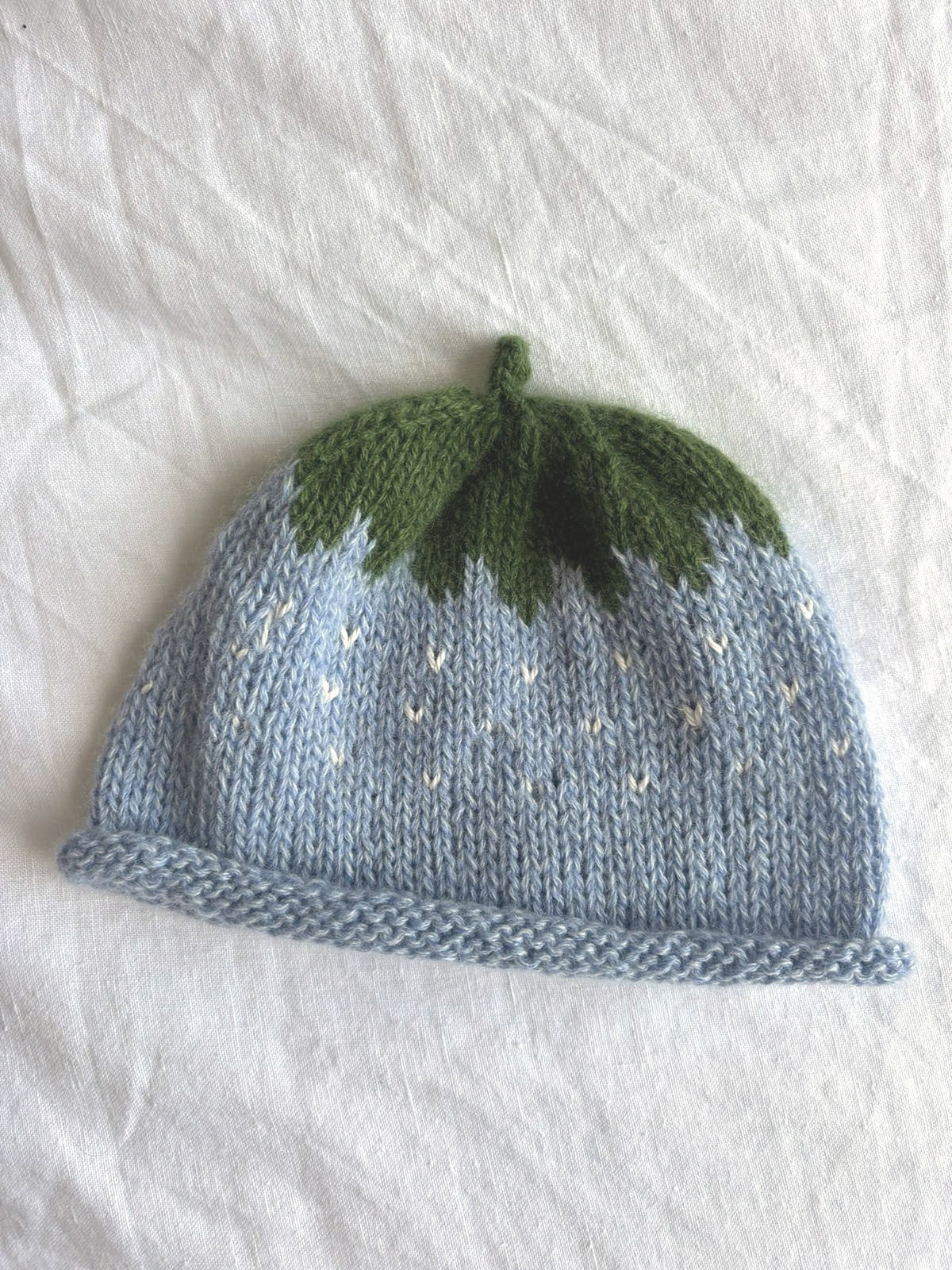 Smultron in baby blue, hand-knitted cashmere baby hat