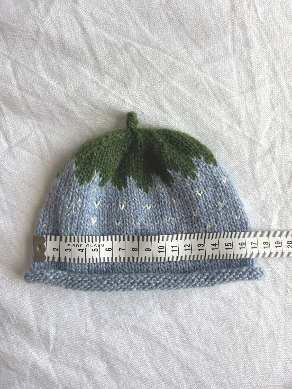 Smultron in baby blue, hand-knitted cashmere baby hat