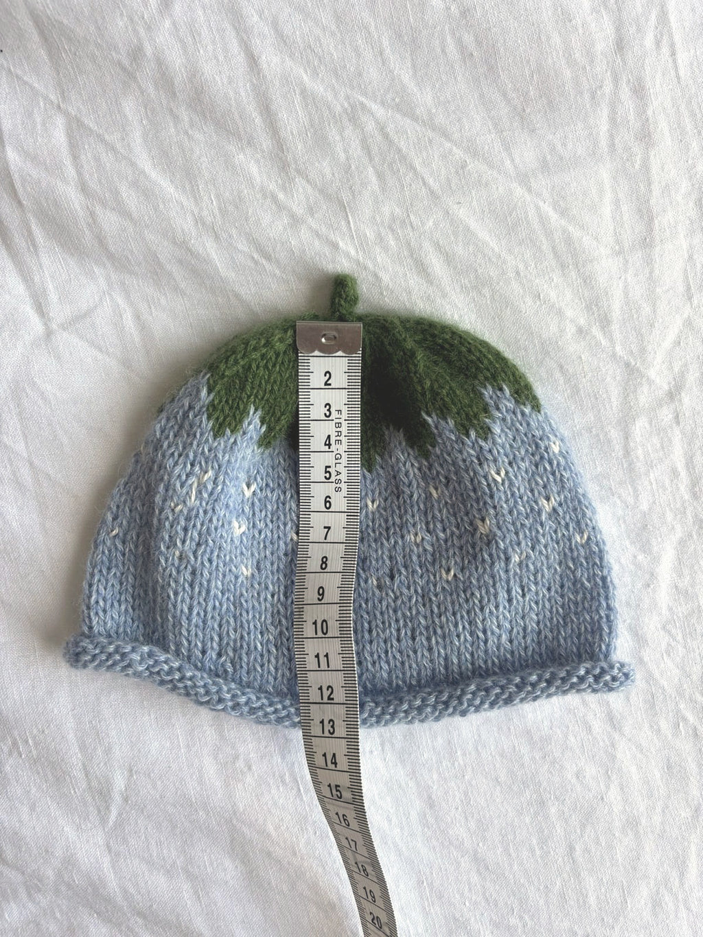 Smultron in baby blue, hand-knitted cashmere baby hat