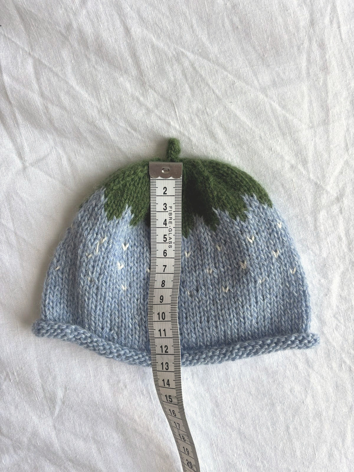 Smultron in baby blue, hand-knitted cashmere baby hat