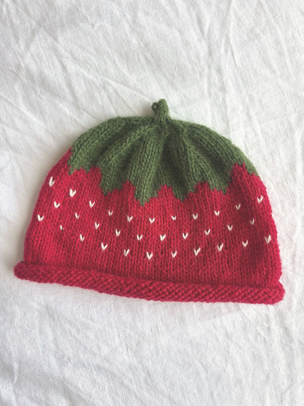 Smultron in red, hand-knitted cashmere baby hat
