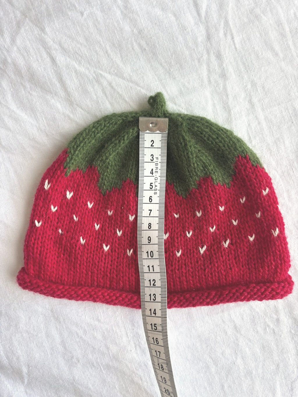 Smultron in red, hand-knitted cashmere baby hat