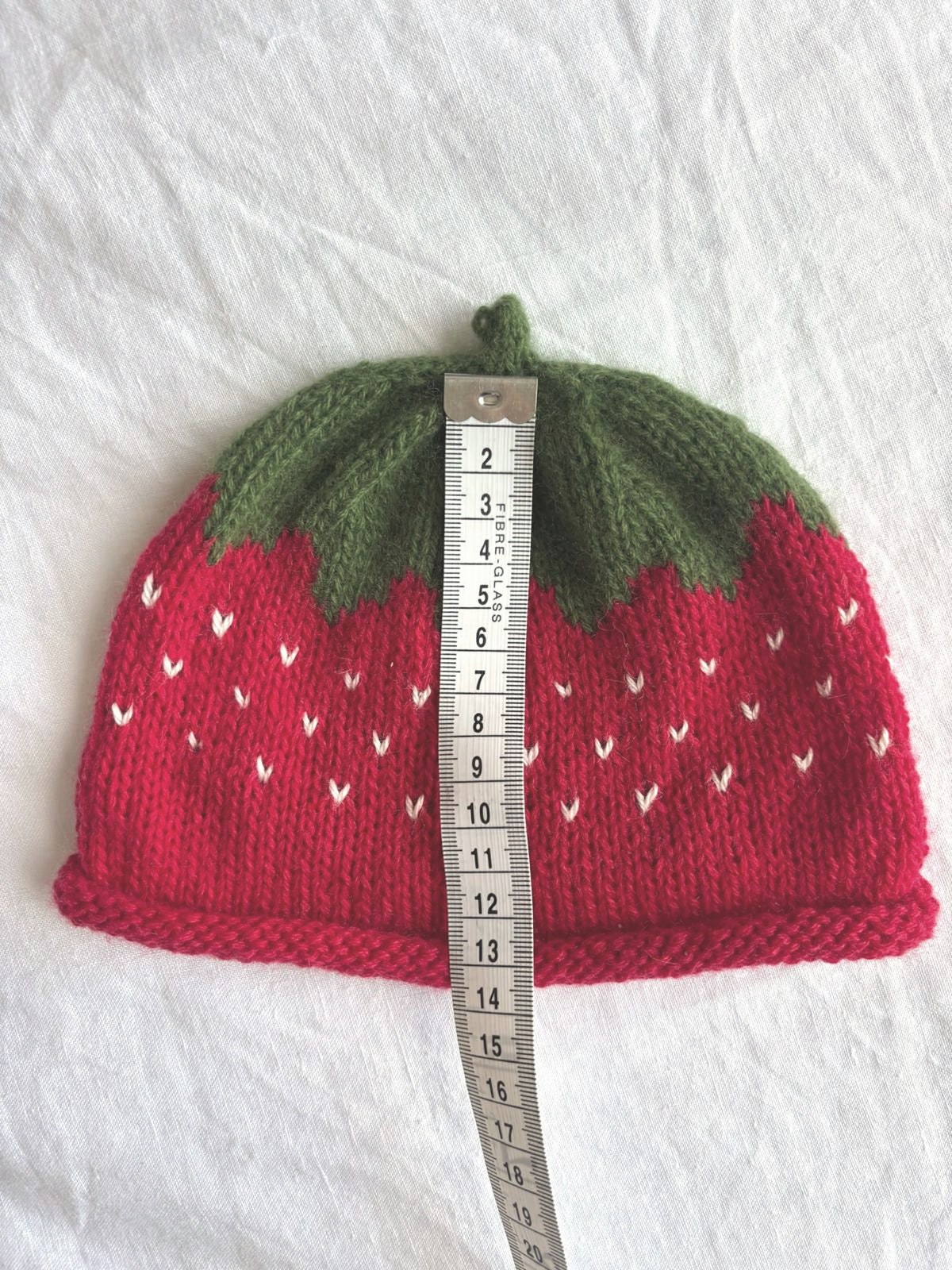 Smultron in red, hand-knitted cashmere baby hat