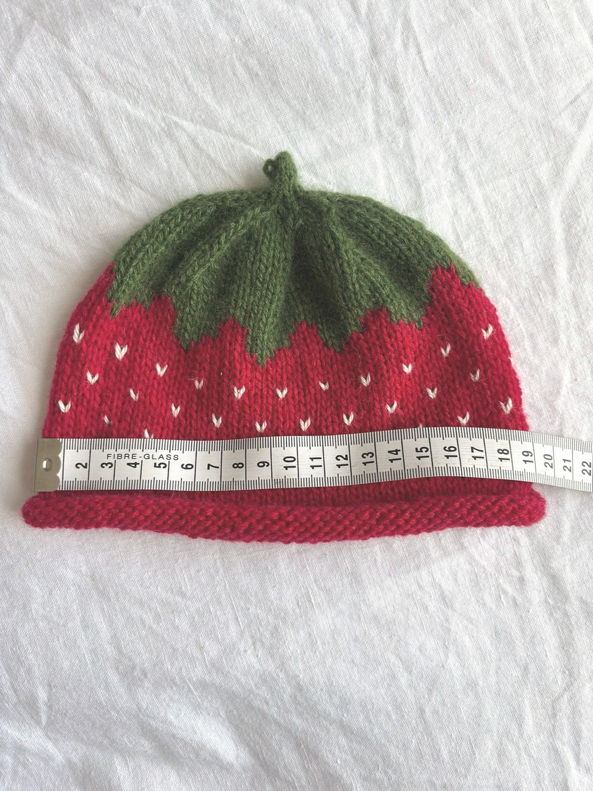 Smultron in red, hand-knitted cashmere baby hat
