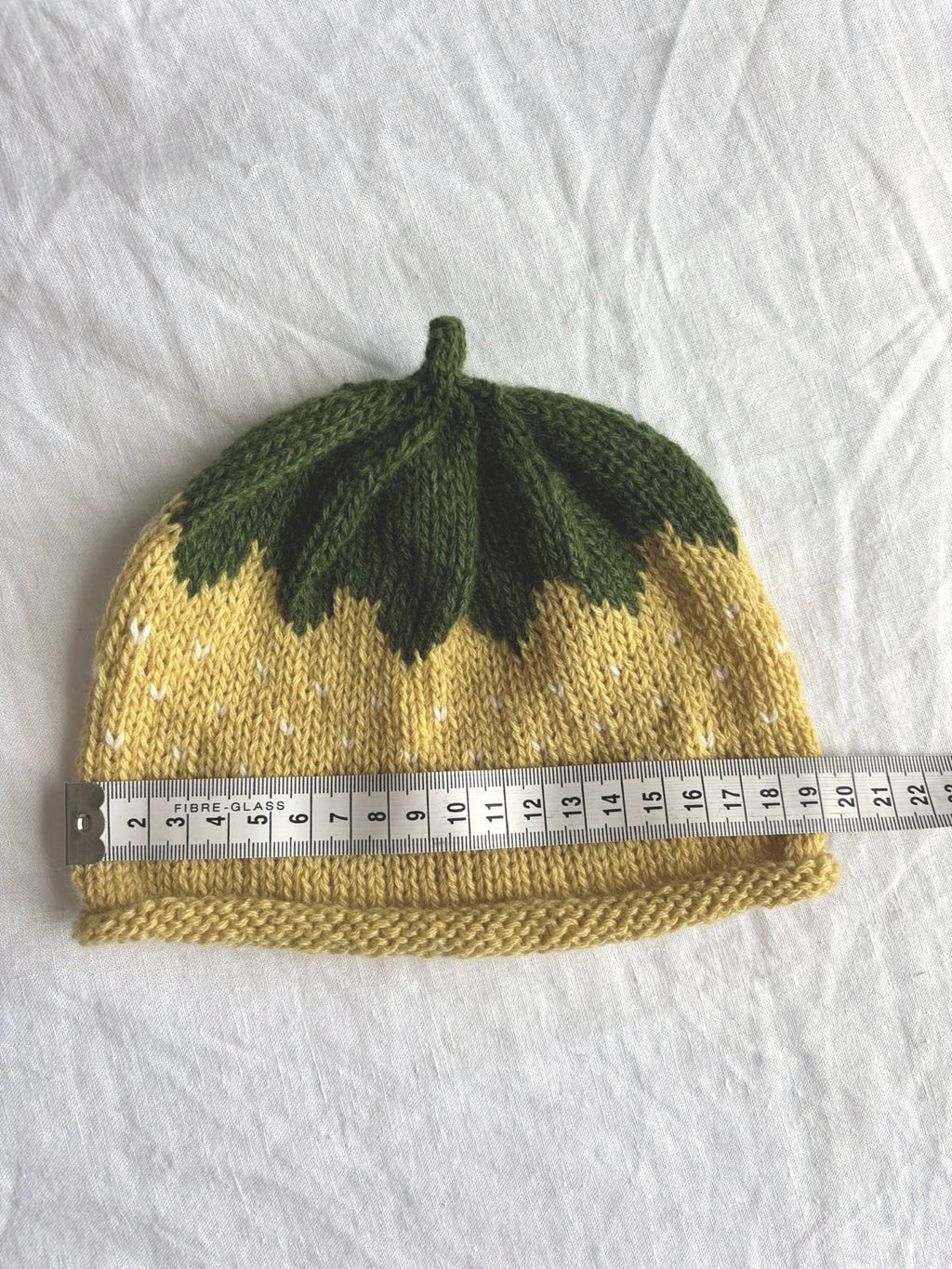 Smultron in yellow, hand-knitted cashmere baby hat