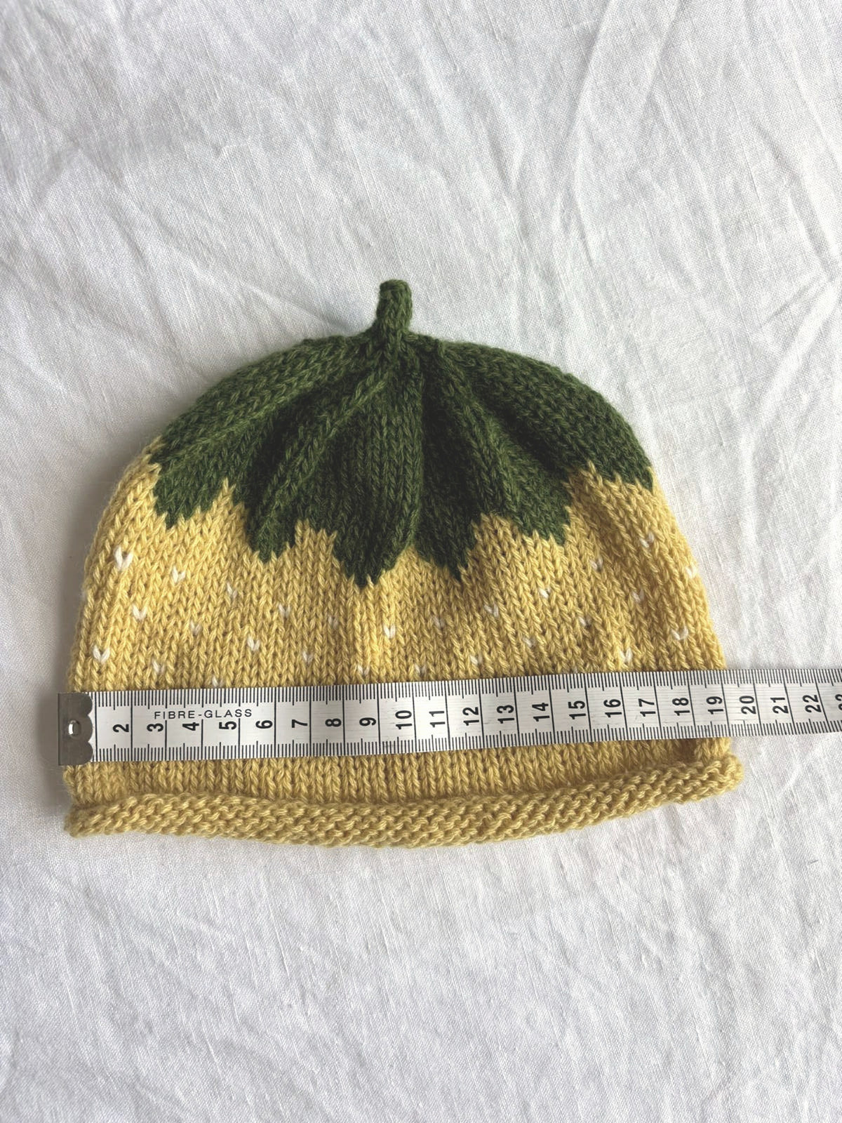 Smultron in yellow, hand-knitted cashmere baby hat