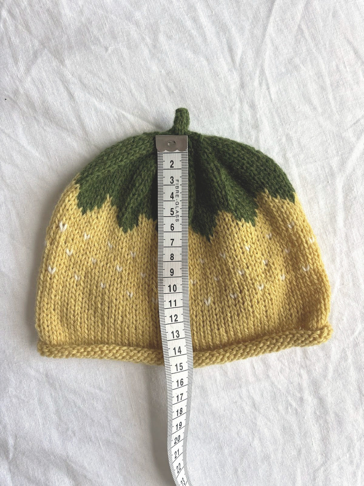Smultron in yellow, hand-knitted cashmere baby hat